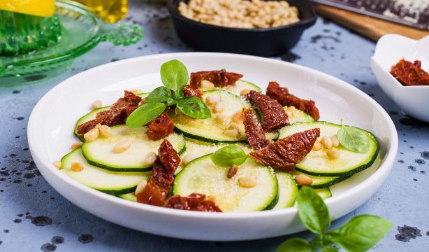 Hay vida más allá del carpaccio de carne o salmón: 3 recetas sorprendentes. Foto: bigstock