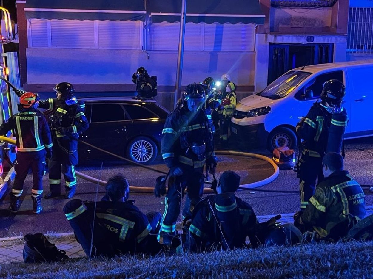 Un muerto y al menos nueve heridos en el incendio en una vivienda de Madrid