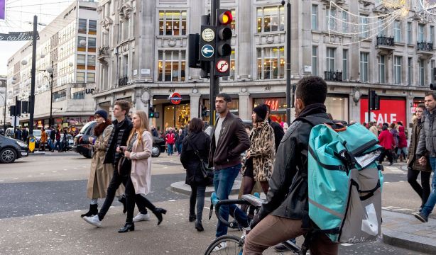 Hacerse rider: la indignante solución británica para acabar con los parados de más de 50 años