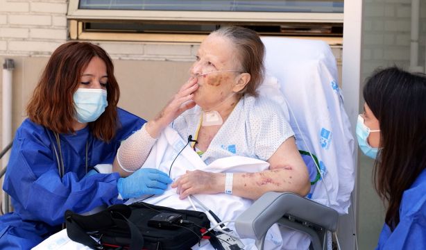 El primer paseo de Juana tras siete meses ingresada por un infarto de extrema gravedad y un ictus