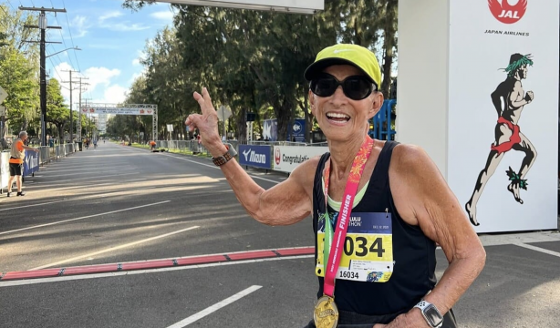 Se convierte a los 92 años en la mujer más longeva en completar una maratón