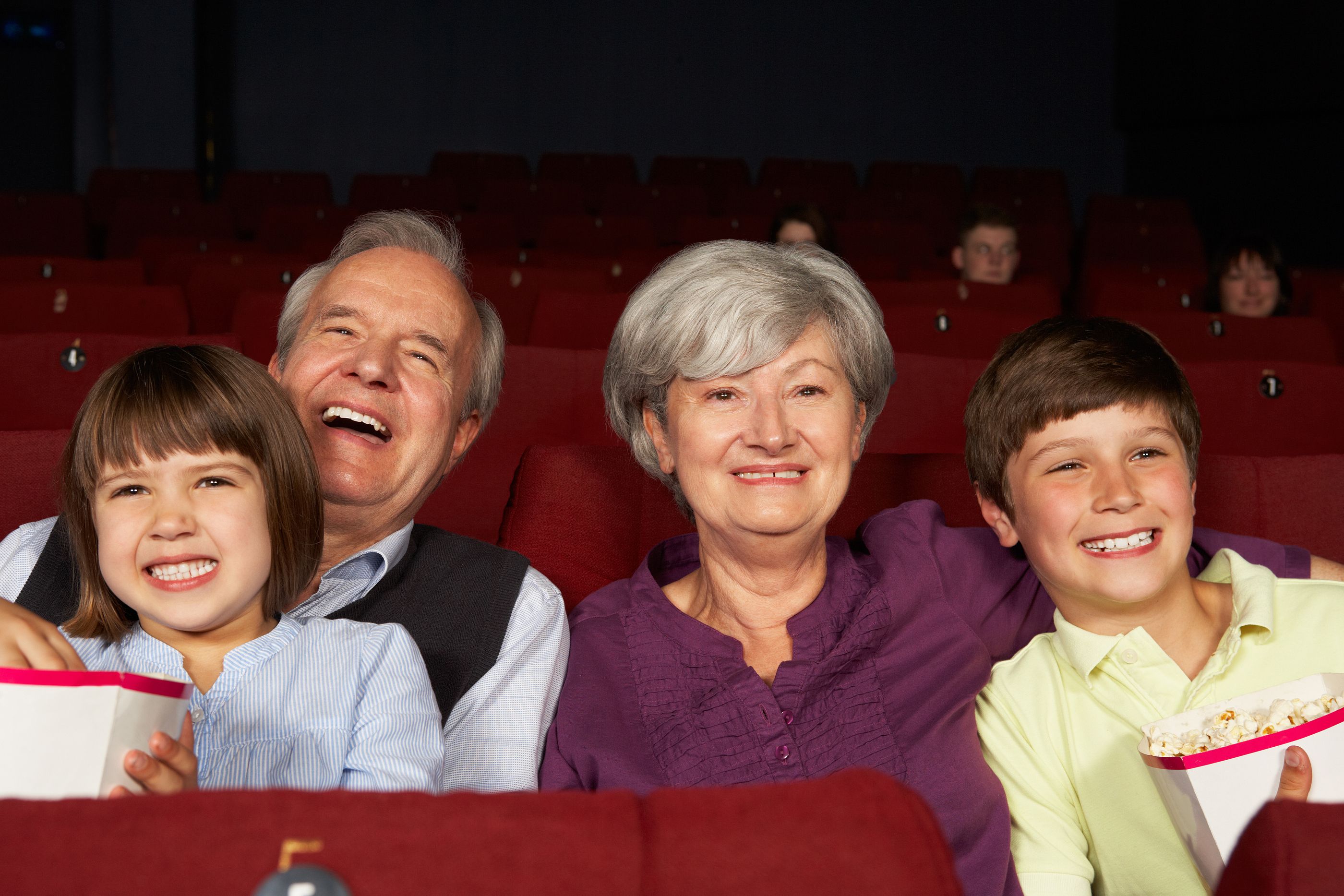 Vuelve ‘Abucine’, la actividad que une a abuelos y nietos, con proyecciones en diez municipios. Foto: Bigstock