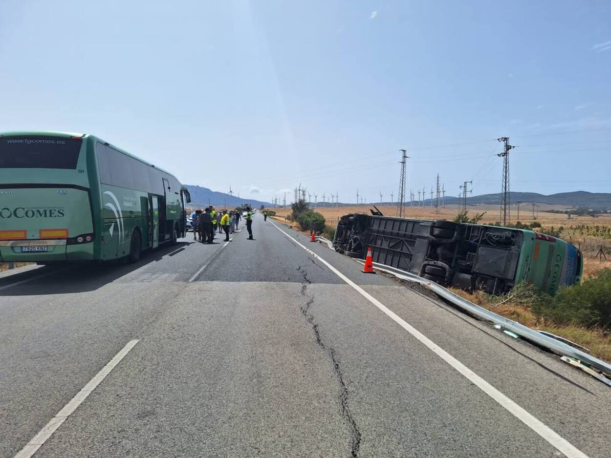 Un muerto y más de treinta heridos en el accidente entre un autobús y una moto en Tarifa