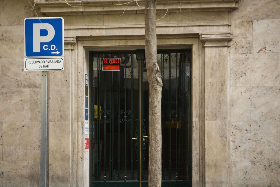 EuropaPress 5047659 cartel venta oficina barrio almagro 12 marzo 2023 madrid espana precio