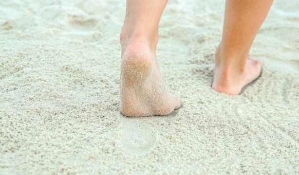 El truco infalible para quitarte la arena de la playa este verano