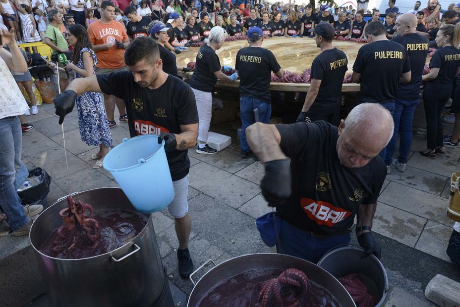 O Carballiño, en Ourense, vuelve a liarla con una tapa de pulpo para 800 personas. Foto: EuropaPress