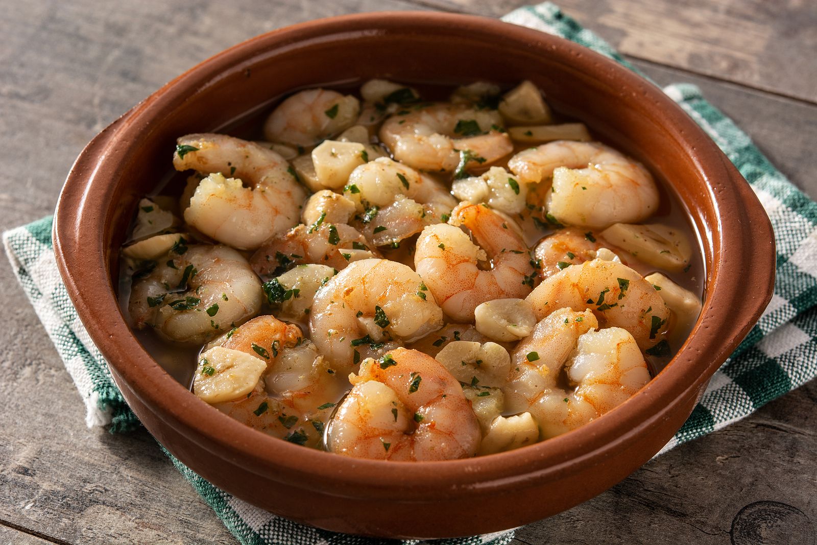 La mejor receta de gambas al ajillo, con truco incluido para que estén aún más sabrosas. Foto: Bigstock