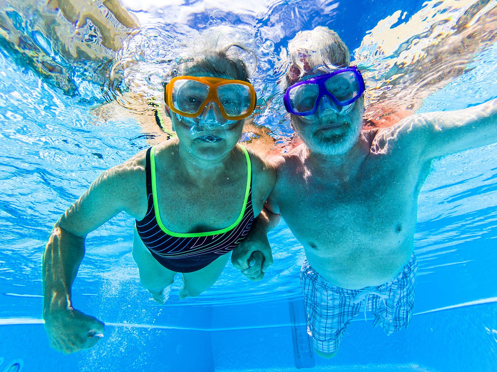 ¿Es peligroso abrir los ojos debajo del agua? Los expertos responden