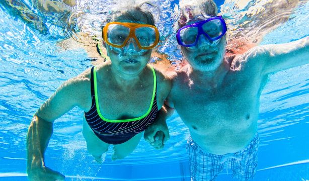 ¿Es peligroso abrir los ojos debajo del agua? Los expertos responden