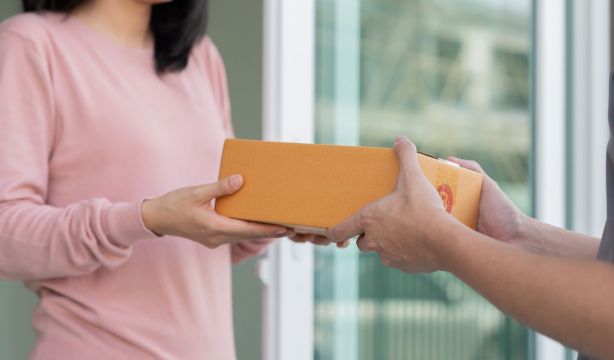 OCU alerta: tres empresas de mensajería superan las 700 reclamaciones al año cada una