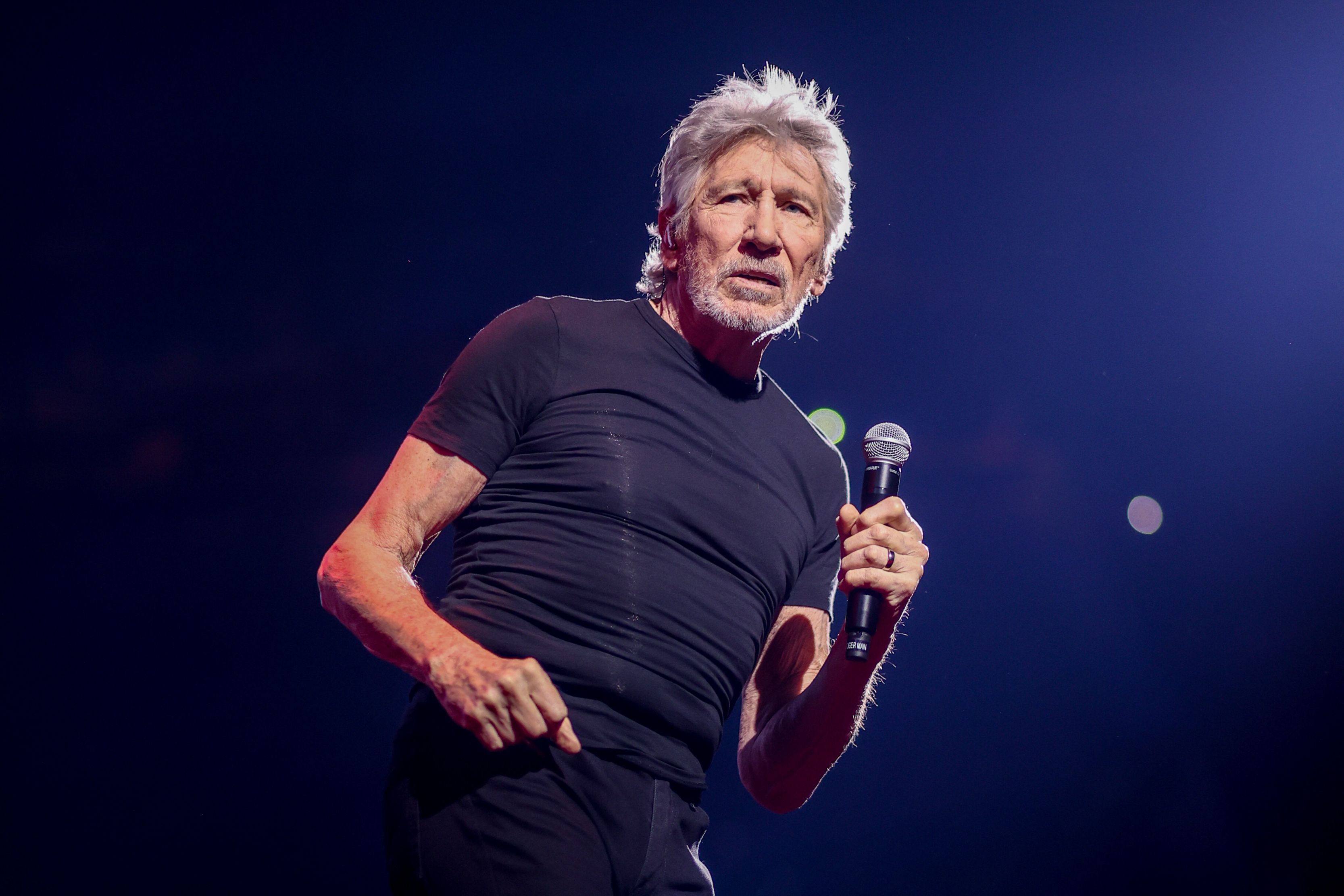 La Fiscalía alemana investiga a Roger Waters (Pink Floyd) por llevar un traje %22similar%22 al de las SS