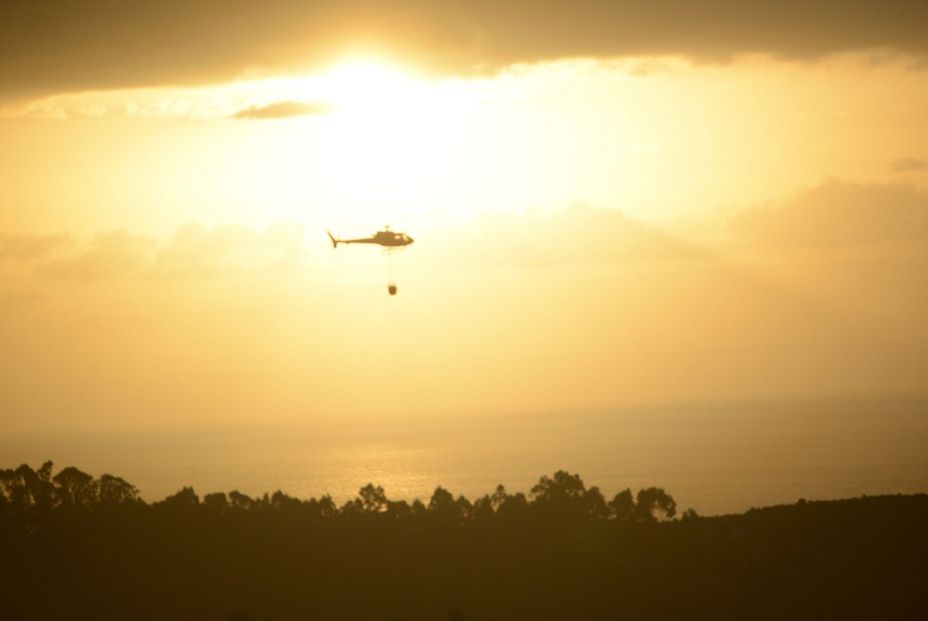 Avión en labores de extinción de un incendio forestal en Galicia