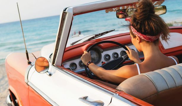 ¿Puedo conducir con bikini o bañador? Esto dice la DGT
