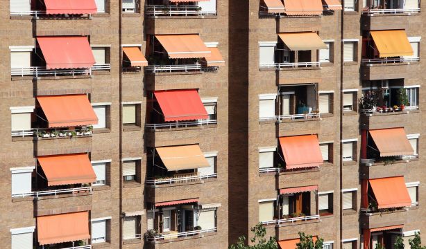 Fallece un hombre tras precipitarse al vacío mientras arreglaba un toldo