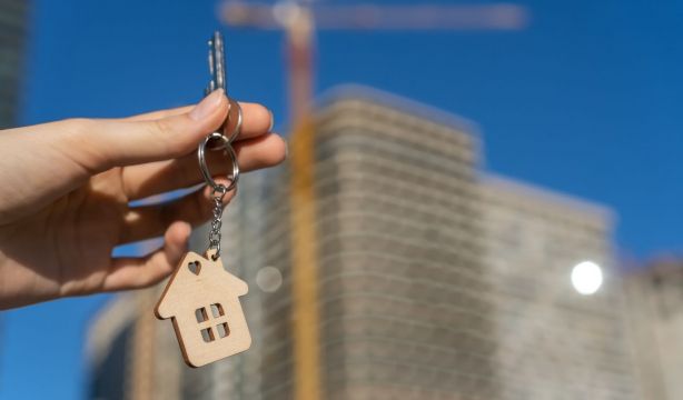Brecha de género en vivienda: la mujer tarda casi 4 años más que el hombre en comprar una casa
