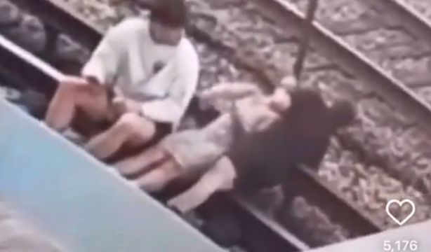 VÍDEO: Unos jóvenes se electrocutan al tomarse un selfie en las vías del tren