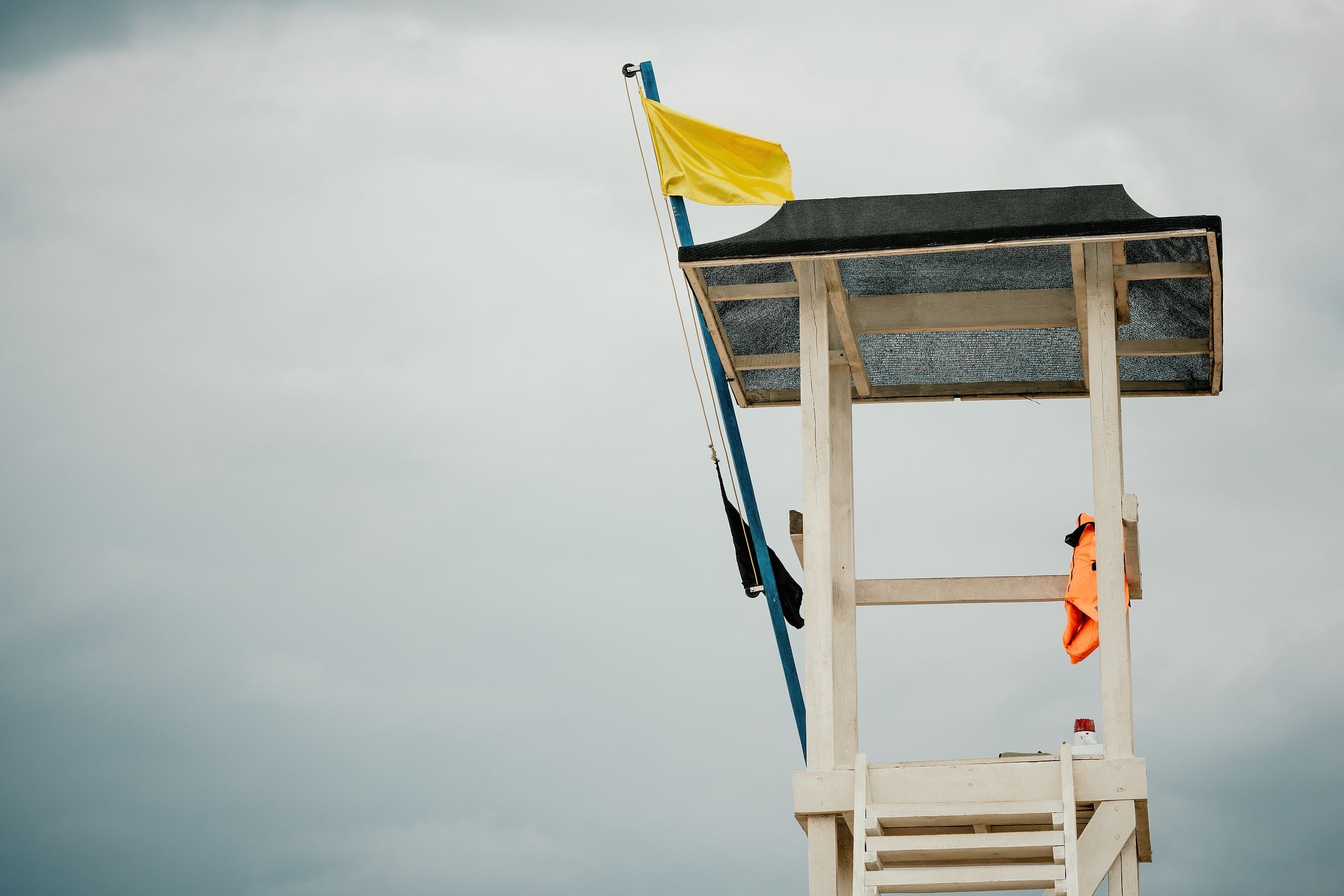 El auténtico significado de la bandera amarilla en la playa