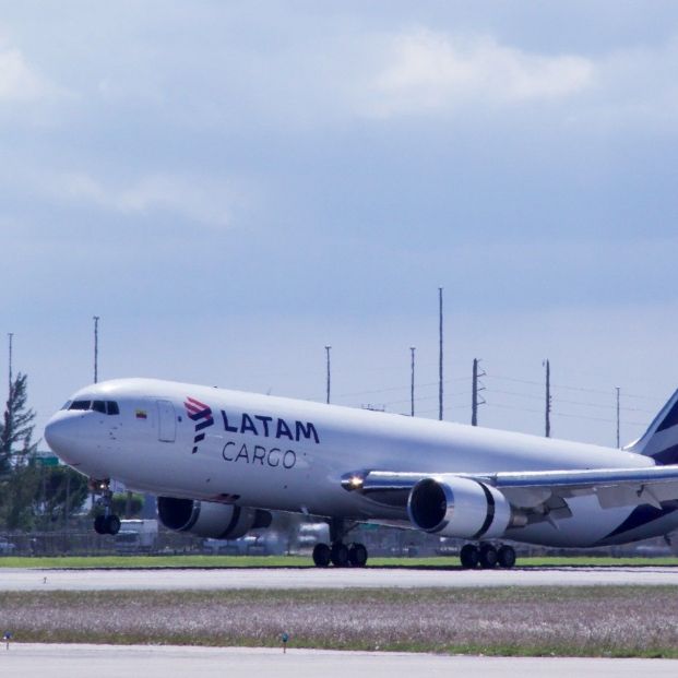 Fallece un piloto de Latam durante un vuelo que tuvo que aterrizar de emergencia. Foto: Europa Press