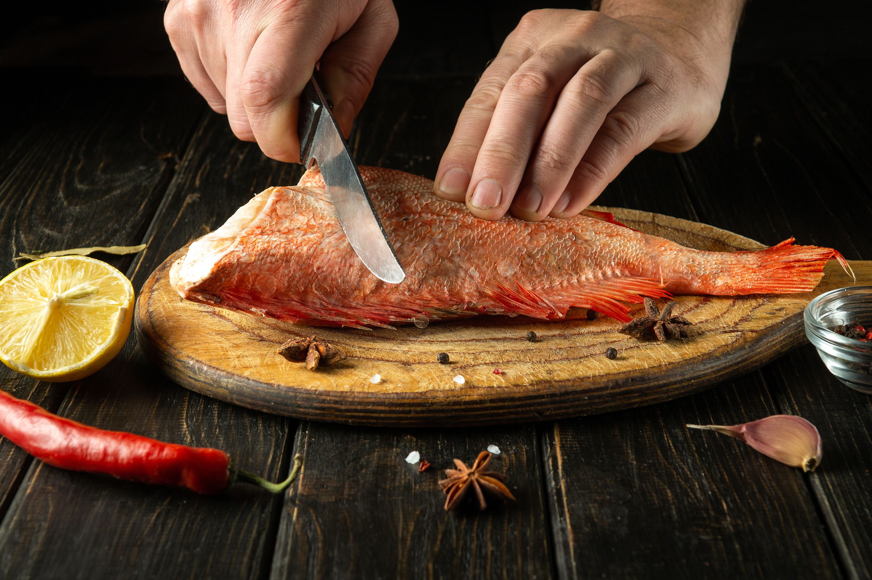 El truco casero que acabará con el olor que deja el pescado cuando lo cocinamos