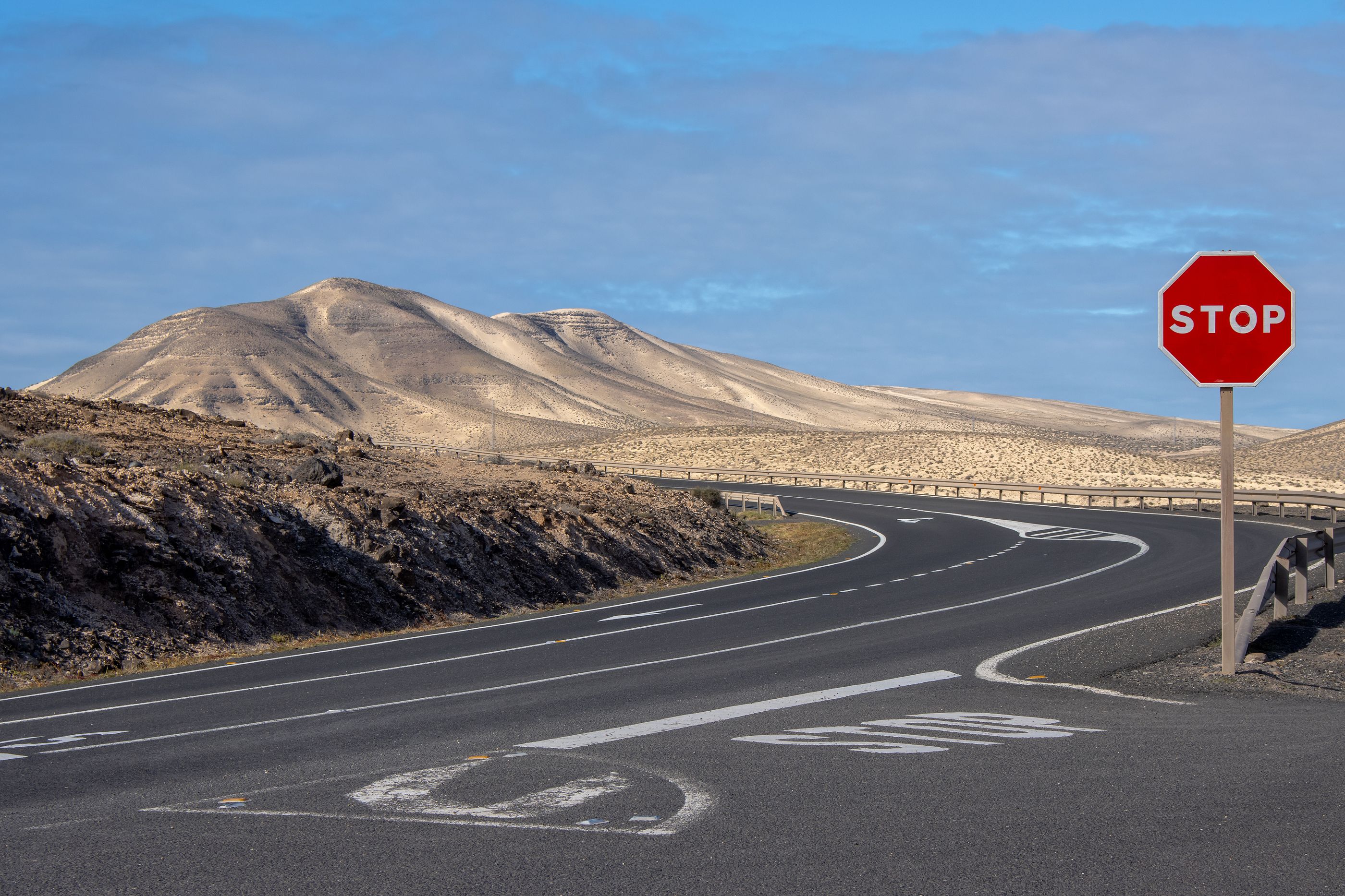 Las nuevas señales de la DGT: ¿Qué significa el cuadrado amarillo que hay en las carreteras?