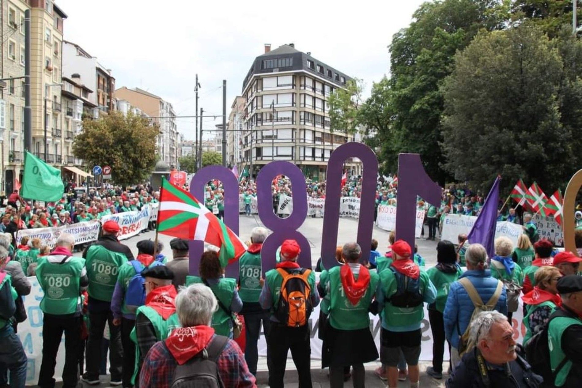 Los pensionistas vascos se manifiestan en Bilbao al grito de "pensión mínima de 1.080 euros"