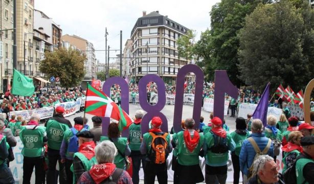 Los pensionistas vascos se manifiestan en Bilbao al grito de "pensión mínima de 1.080 euros"