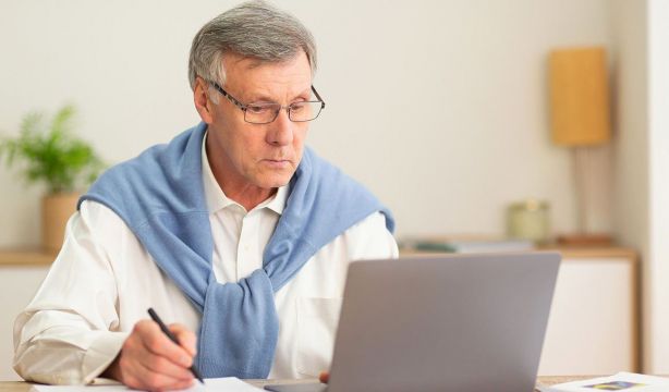 Cobrar el subsidio para mayores de 52 años y trabajar es posible: este es el requisito. bigstock