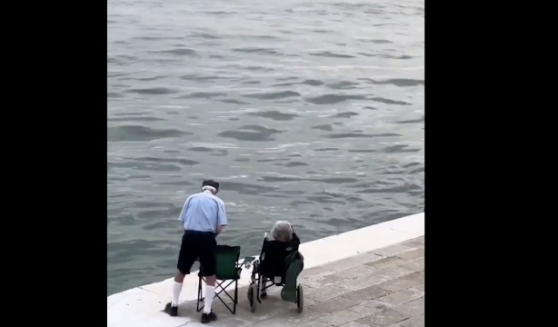 El vídeo más tierno que verás: una pareja de mayores disfrutando de un hermoso atardecer