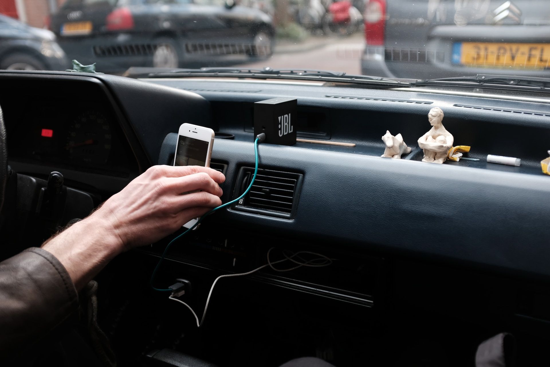 La DGT advierte sobre la sanción que puede suponer escuchar música en el coche