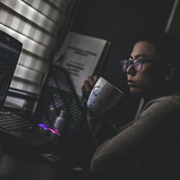  ¿Las gafas que filtran la luz azul realmente combaten la fatiga visual? Esto dice la ciencia