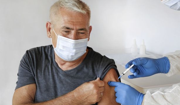 Cinco vacunas de uso común que podrían ayudar a reducir el riesgo de padecer alzhéimer