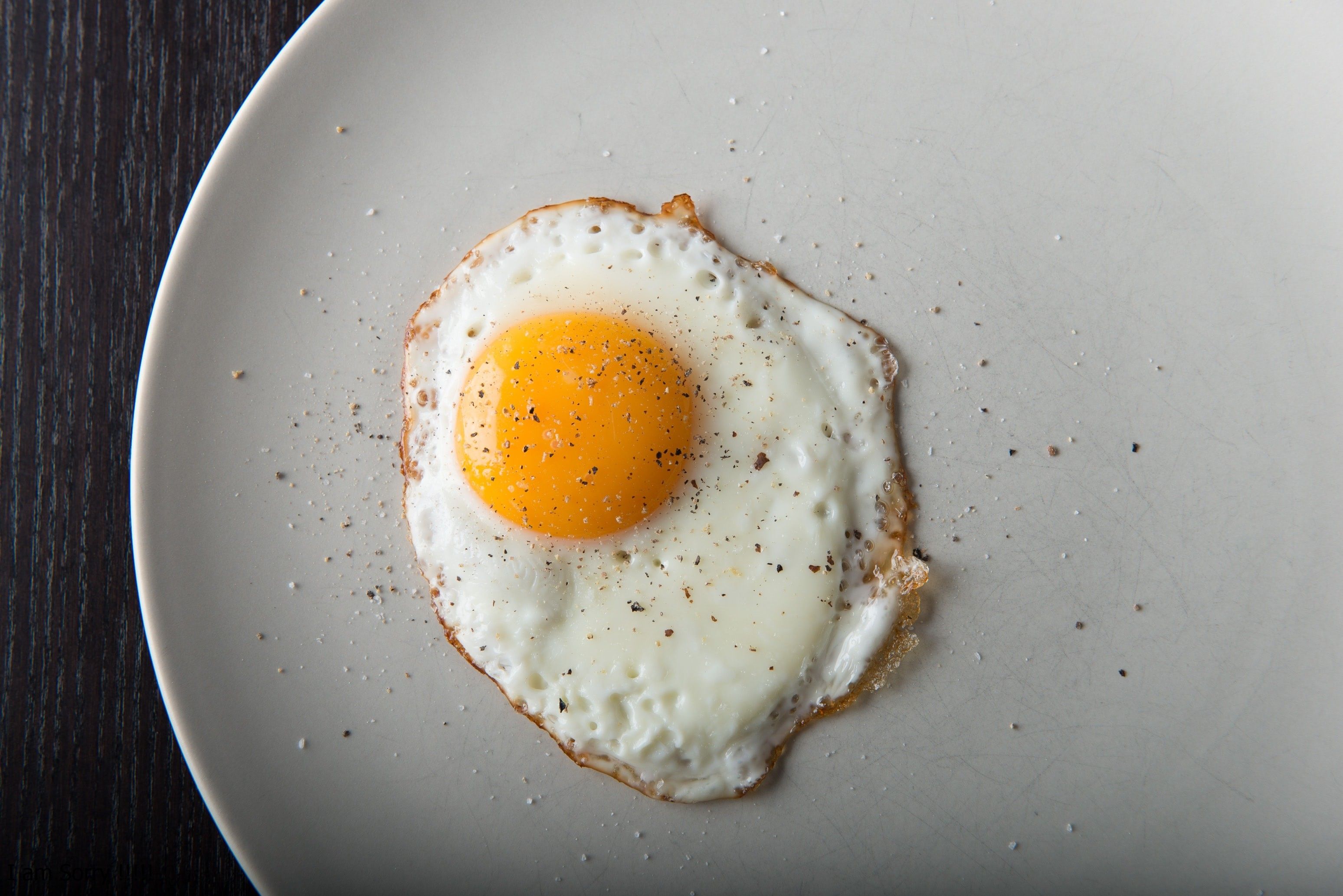 El truco para hacer huevos fritos en el microondas en menos de un minuto