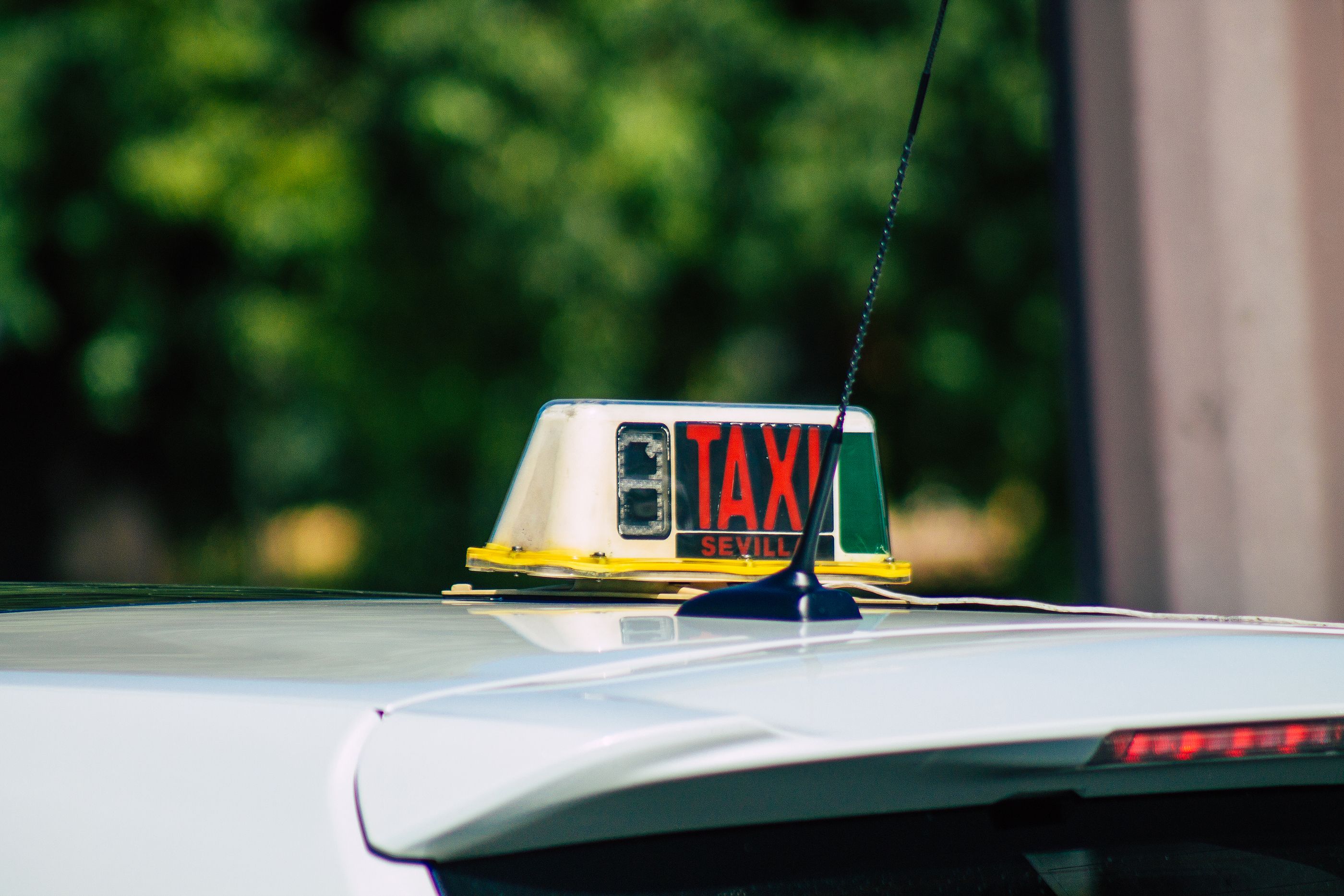 Muere un joven de 26 años tras arrojarse contra un taxi. Foto: Bigstock