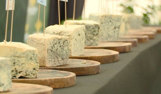 El queso azul podría empezar a producirse con  colores y sabores diferentes .