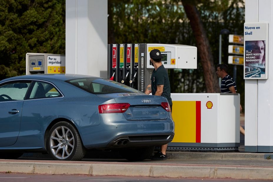 EuropaPress coche reposta gasolinera 27 agosto 