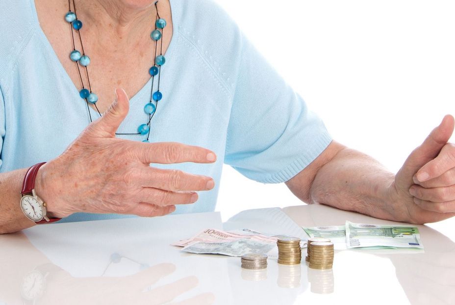 bigstock nomina pensiones mujer mayor