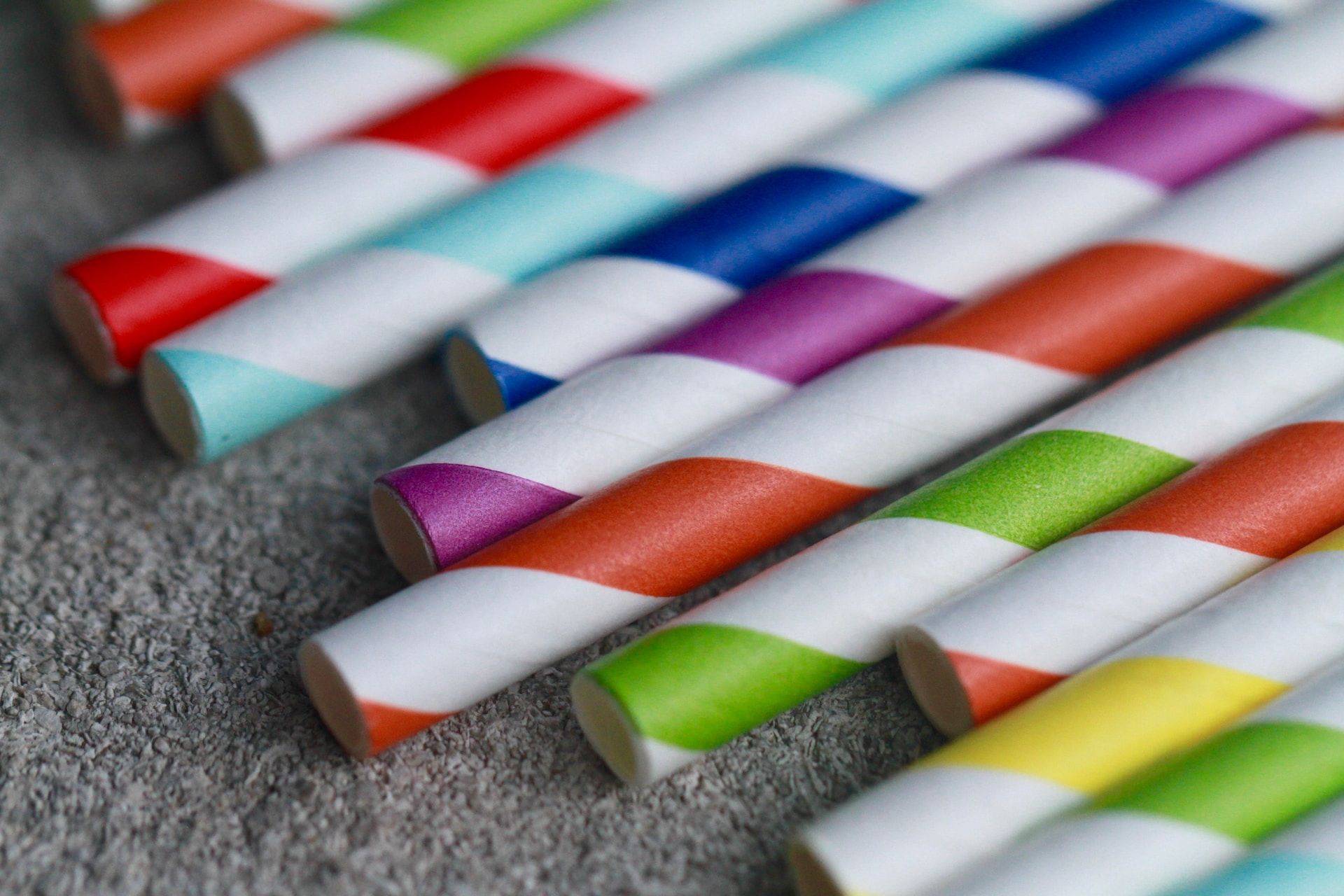 ¿Las pajitas de papel son más beneficiosas y ecológicas que las de plástico?