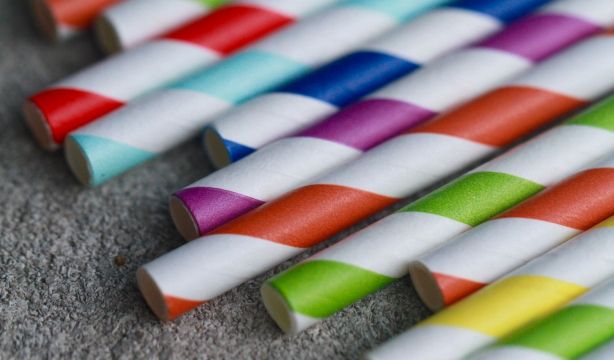 ¿Las pajitas de papel son más beneficiosas y ecológicas que las de plástico?
