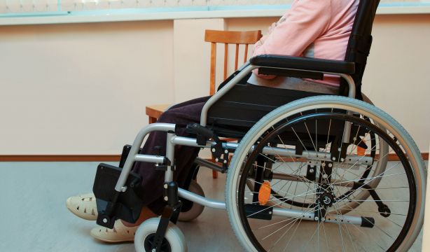 Detienen una cuidadora por robar a una mujer con movilidad reducida
