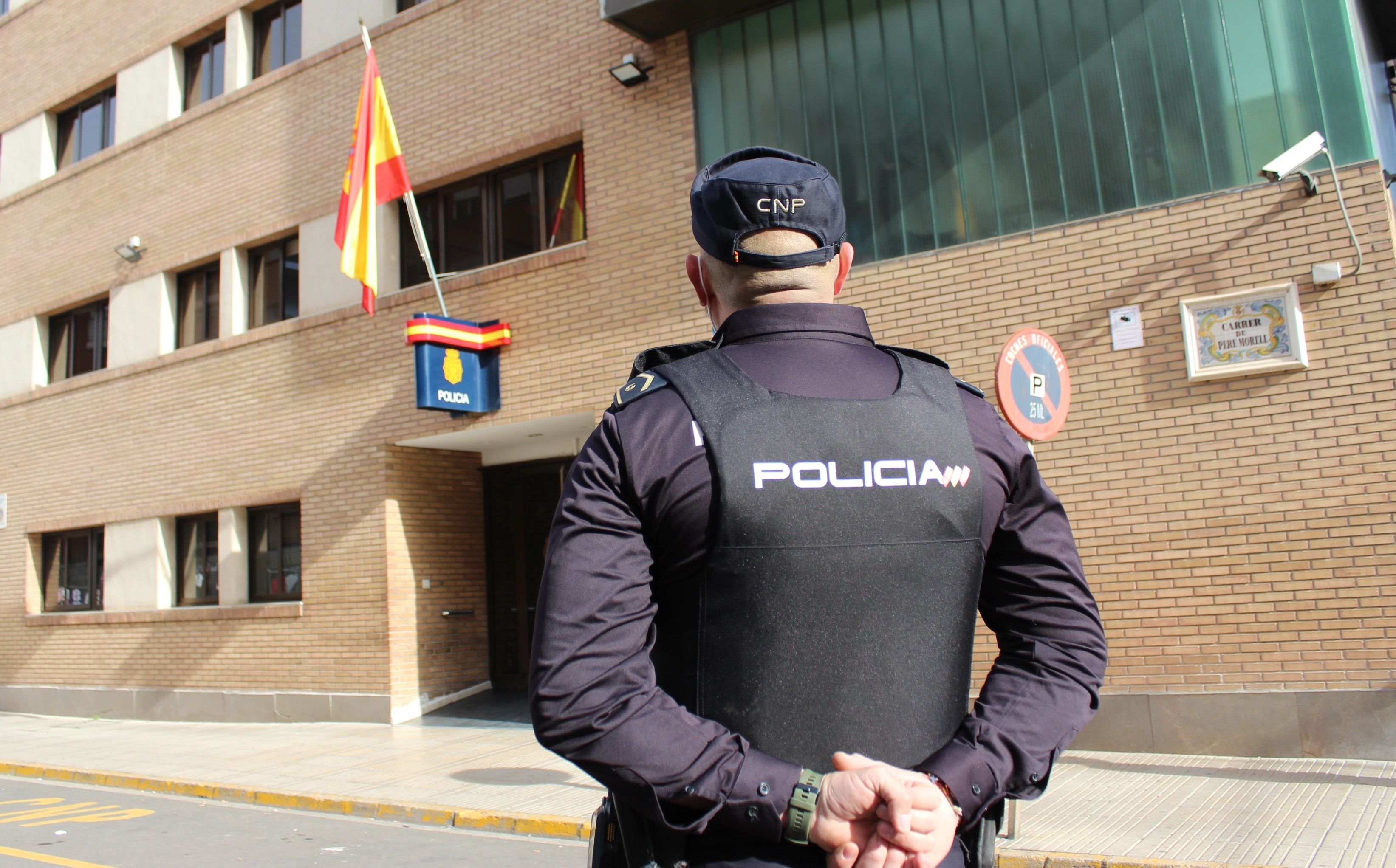 Un policía retirado se atrinchera en una vivienda con rehenes en el interior