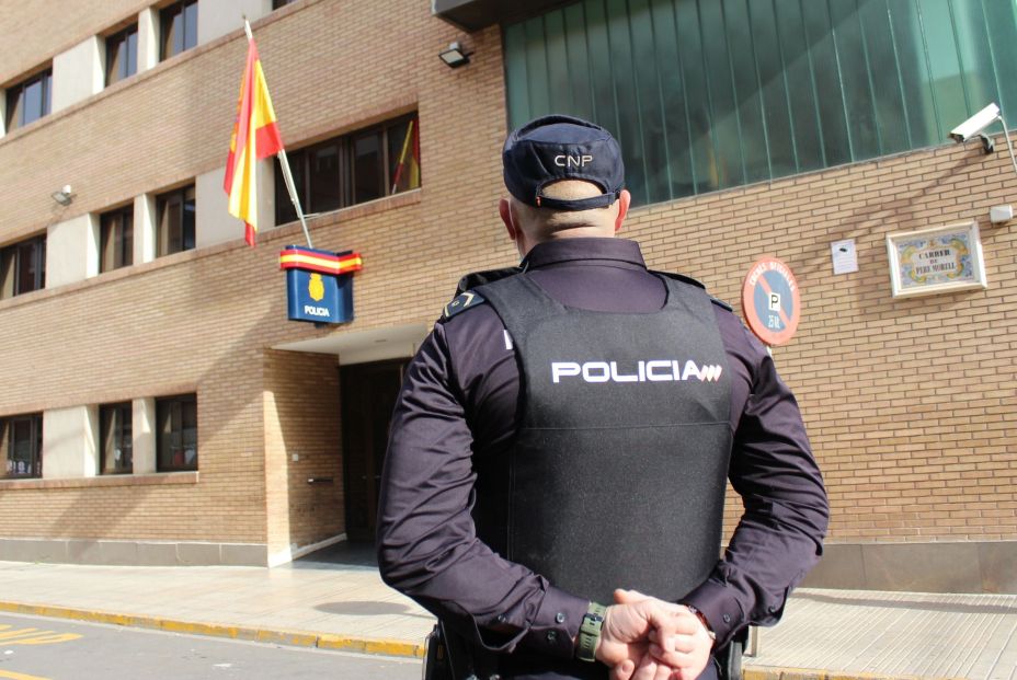 Un policía retirado se atrinchera en una vivienda con rehenes en el interior Un policía retirado se atrinchera en una vivienda con rehenes en el interior