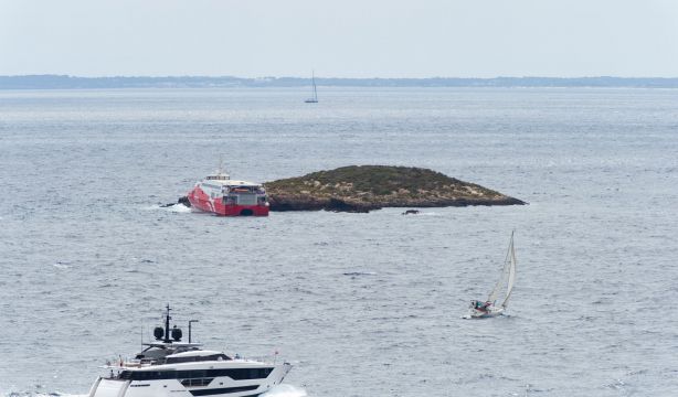 EuropaPress 3903764 barco velero pasan cerca ferry san gwann naviera frs encallado islote norte