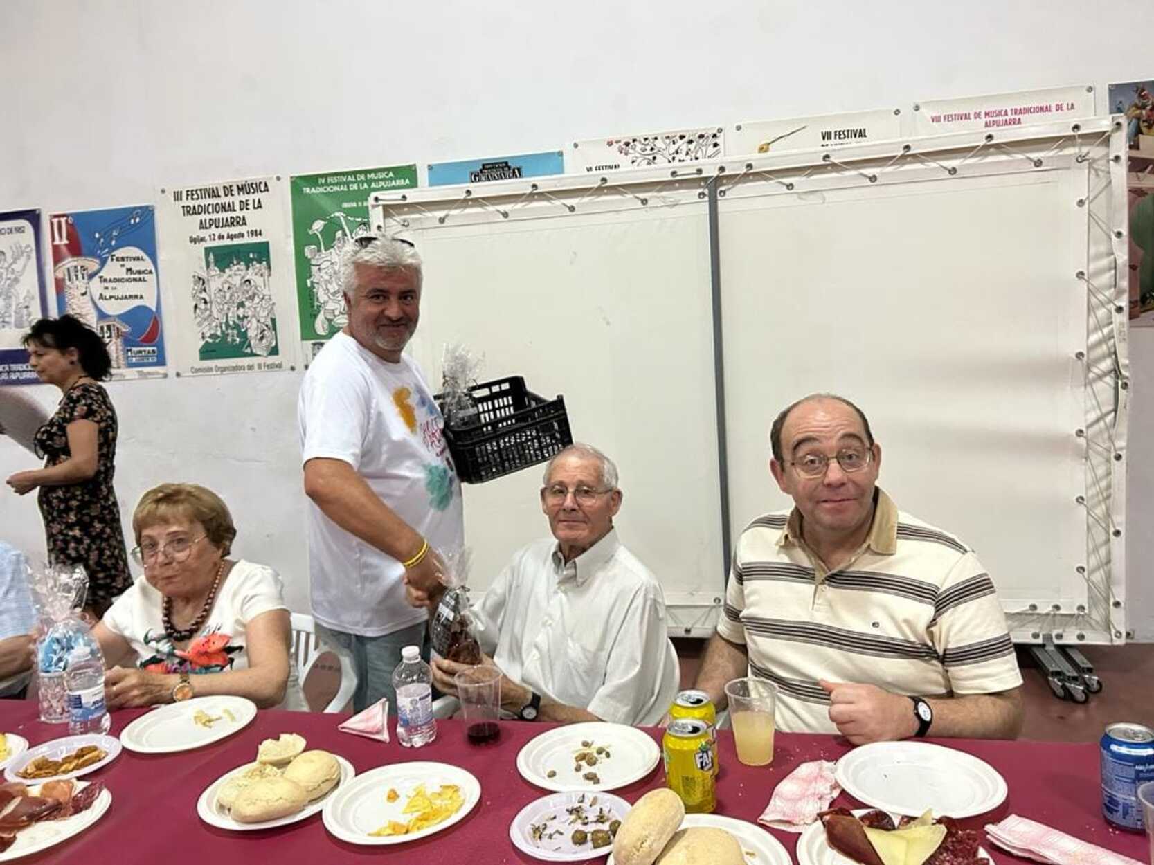 Polémica en un pueblo de Granada por el regalo sexista que el Ayuntamiento ha hecho a sus mayores