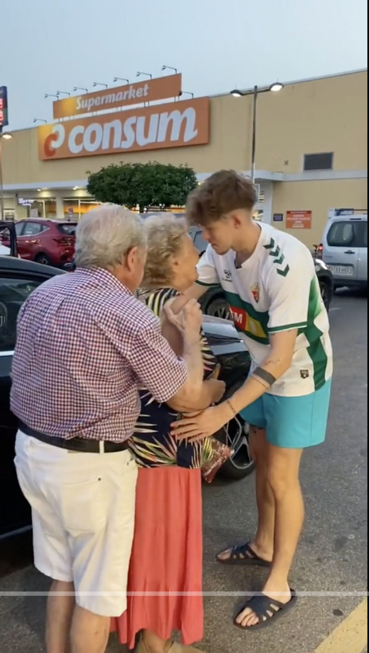 VÍDEO: Un nieto se lleva a sus abuelos de fiesta y revoluciona las redes