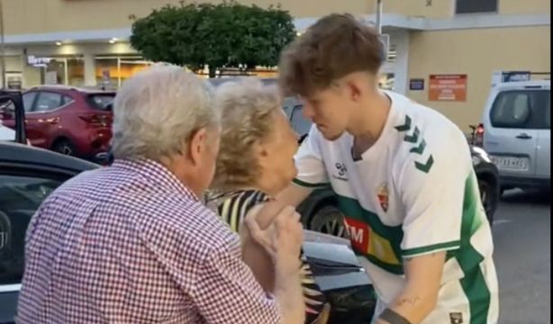 VÍDEO: Un nieto se lleva a sus abuelos de fiesta y revoluciona las redes