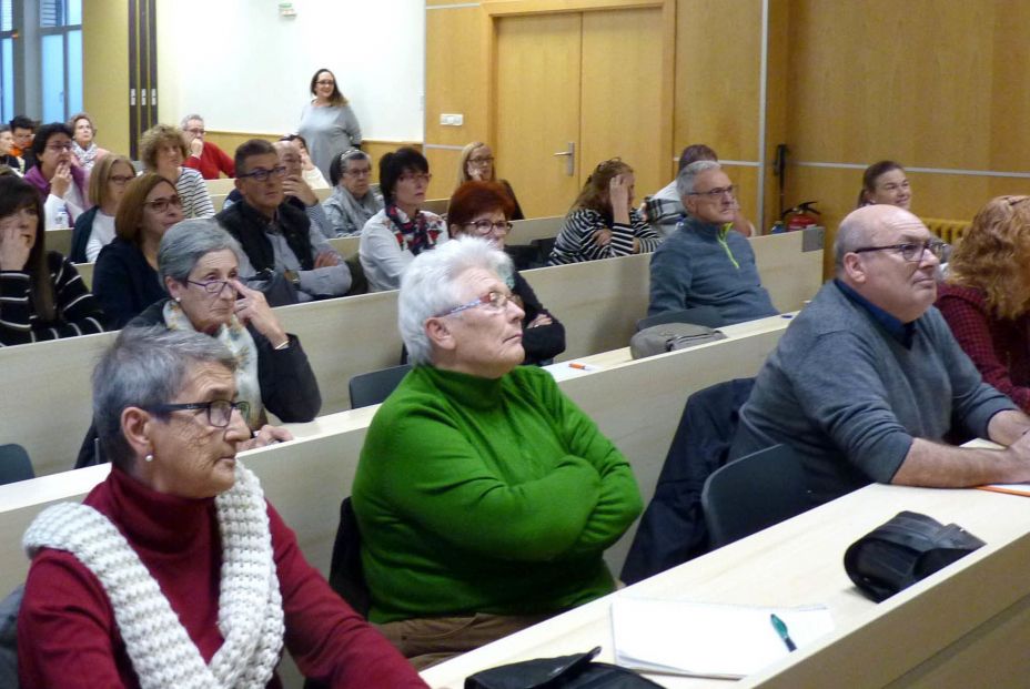 Jubilados se rebelan para que UNED sénior no prescinda de su profesora de 75 años: “Es edadismo”