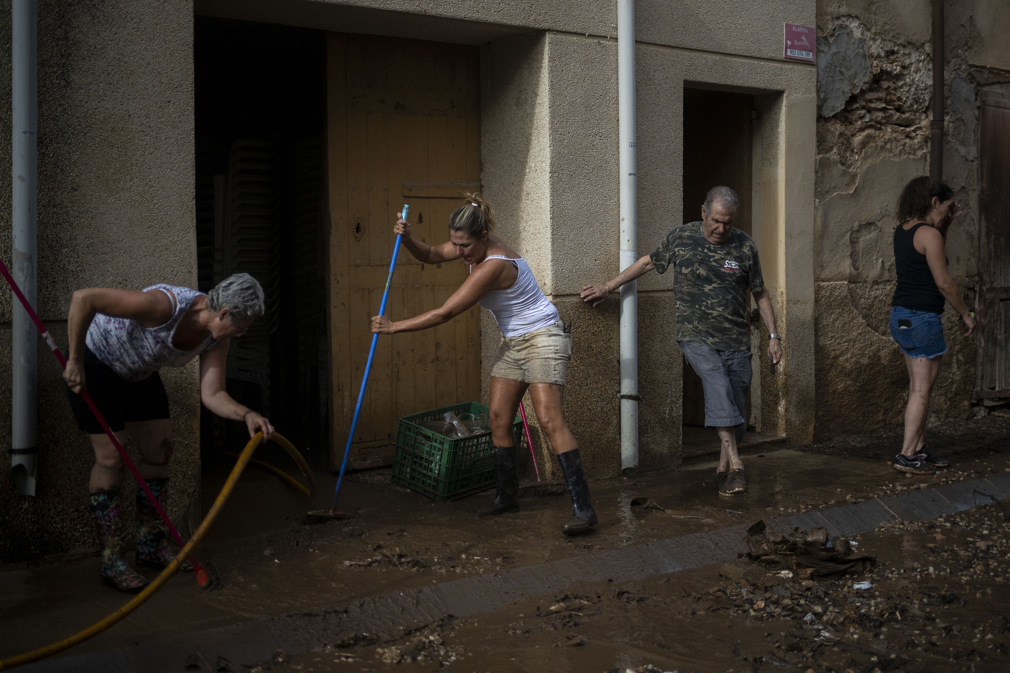 La DANA causa estragos: trenes cancelados, carreteras cortadas, inundaciones y personas atrapadas