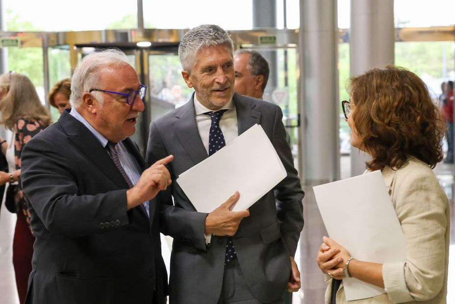 El ministro del Interior en funciones, Fernando Grande-Marlaska, junto a la subsecretaria del Ministerio del Interior, Isabel Goicoechea, y el director general de Tráfico, Pere Navarro 