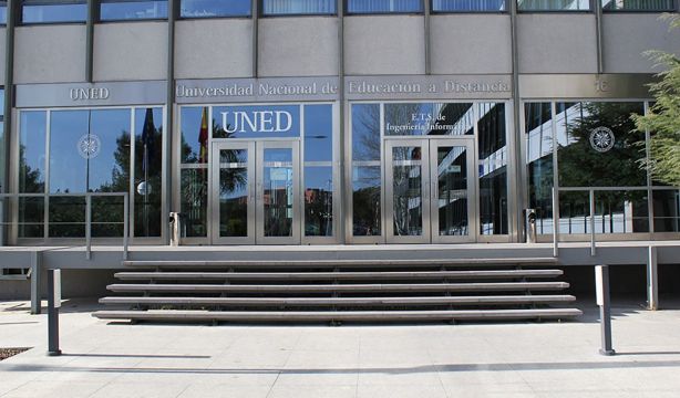 El jubilado de 80 años que denunció el edadismo contra su profesora entrega 50.000 firmas a la UNED