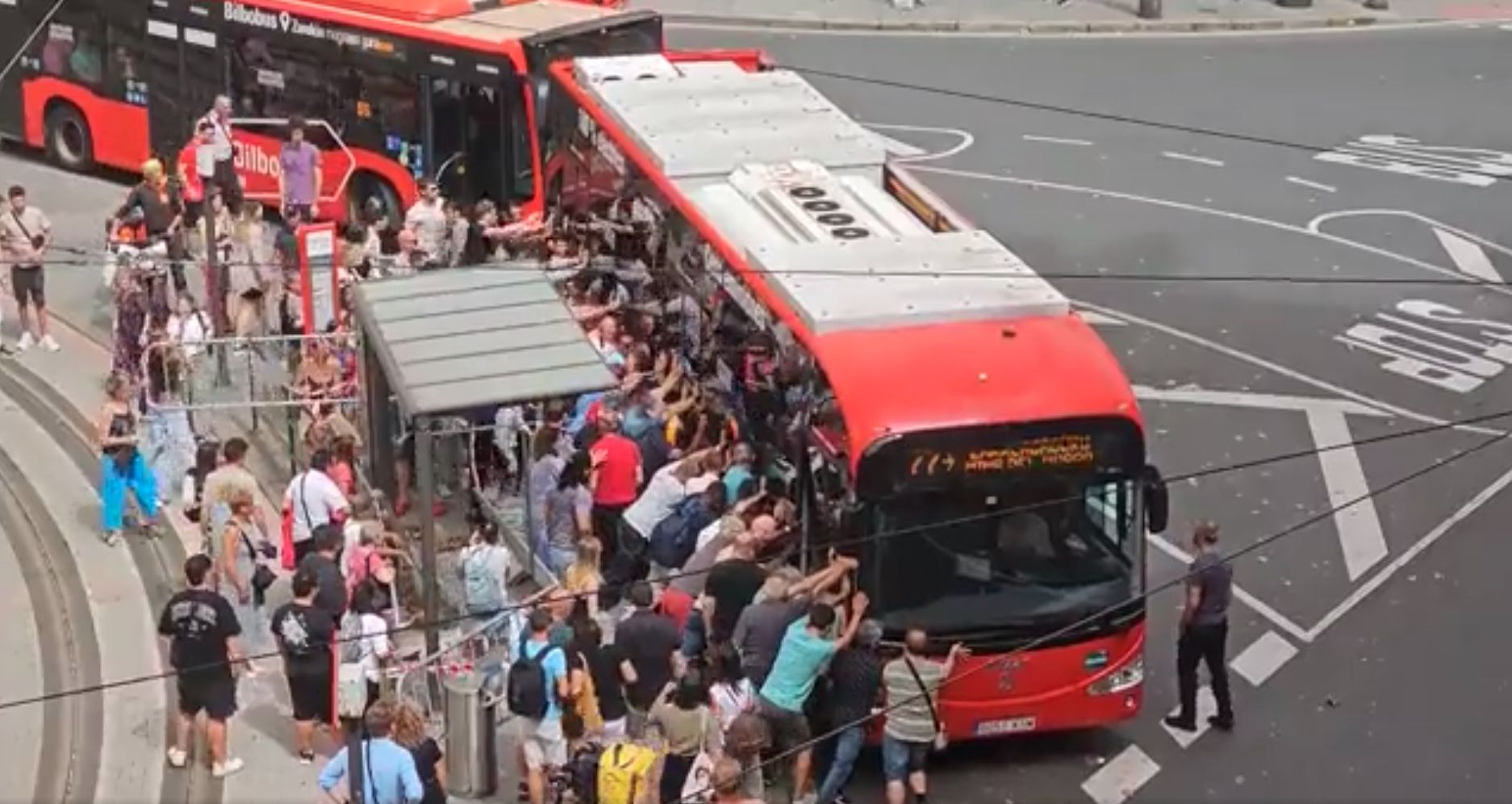 Decenas de personas se unen en Bilbao para rescatar a un hombre mayor atrapado bajo un autobús